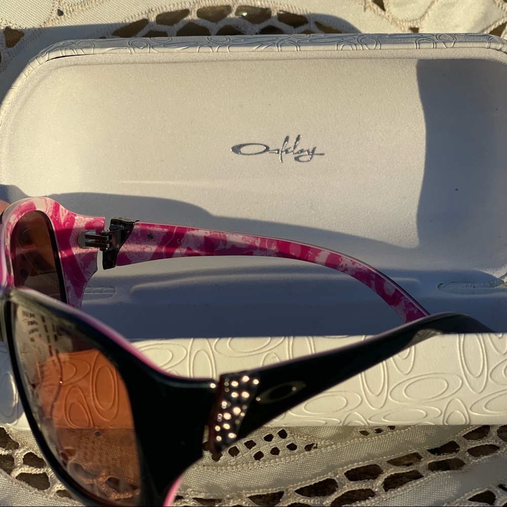Women’s Oakley’s (Breast Cancer Edition)
